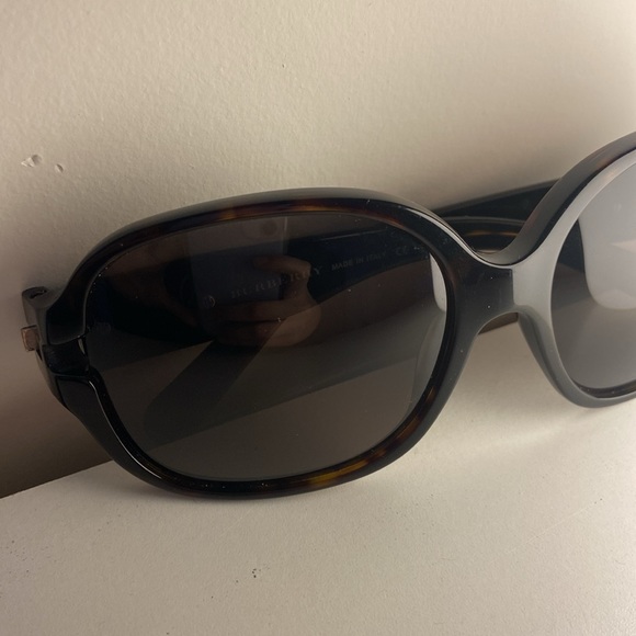 Authentic BURBERRY Round Sunglasses - Picture 9 of 11